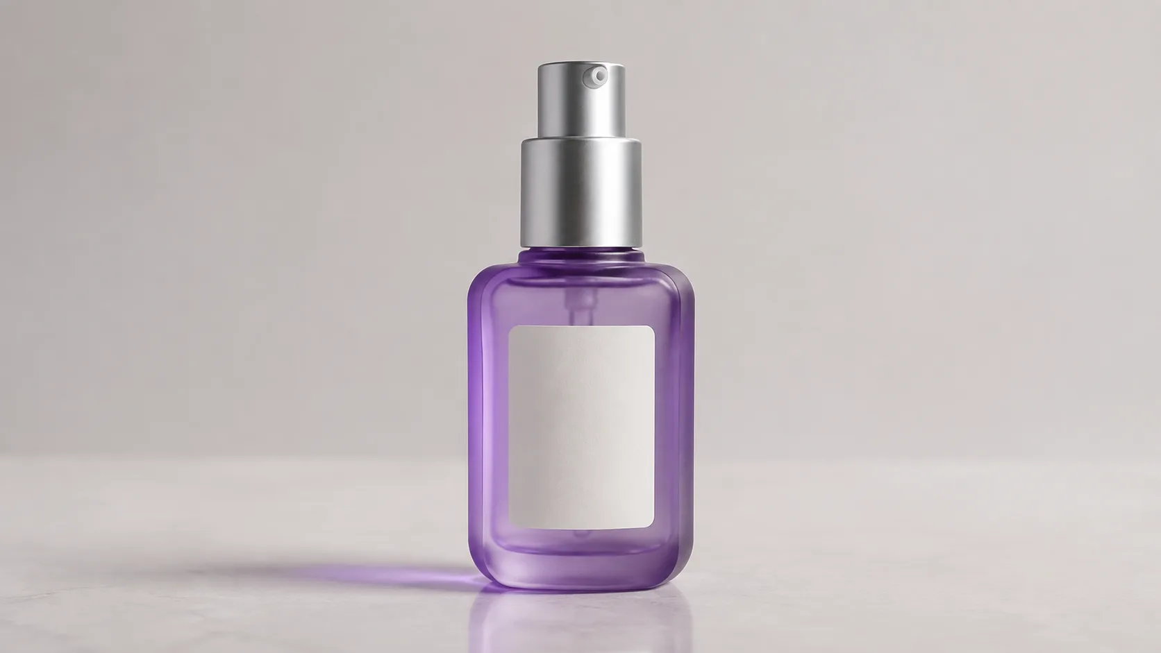 Crea una presentazione cinematografica del prodotto dall’immagine di riferimento. Mantieni coerenti il flacone viola, l’erogatore spray argentato e l’etichetta. Usa movimenti fluidi della videocamera, primi piani dei dettagli e un’illuminazione da studio variabile per rivelare il prodotto. Mantieni il flacone ben visibile, senza aggiungere testo o altri prodotti.